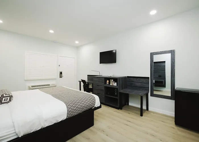 Sapphire Inn & Suites